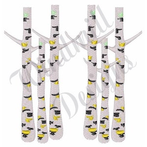 Könnte beinhalten: Ein Set aus sechs weißen Birken mit schwarzen und gelben Markierungen. Die Bäume sind stilisiert und haben ein einfaches Design.