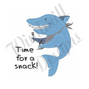 Könnte beinhalten: Ein blauer Cartoon-Hai mit einer Gabel im Maul und einem Bandana um den Hals. Der Text "Time for a snack!" befindet sich unter dem Hai.