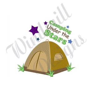 Puede incluir: Un diseño bordado de una tienda de campaña marrón con hierba verde y estrellas azules y moradas. El texto "Camping Under the Stars" está escrito en verde y marrón.