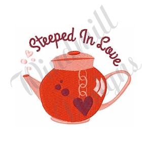 Puede incluir: Tetera roja con un diseño de corazón y el texto "Steeped In Love" en letras marrones. La tetera emite corazones rosas.