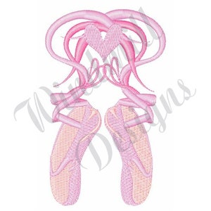Può includere: Scarpe da ballet rosa con un design a forma di cuore al centro. Le scarpe sono legate insieme da un nastro.