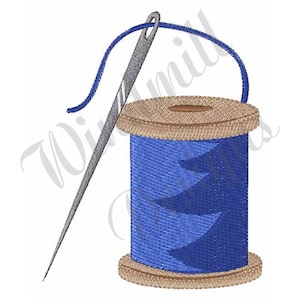 Puede incluir: Una bobina de hilo azul con una tapa de madera y una aguja plateada enhebrada.