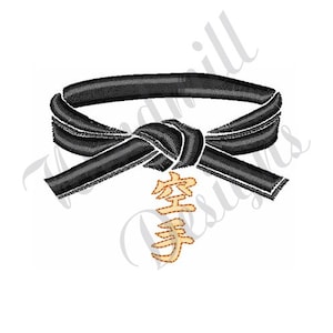 Può includere: Una cintura nera di arti marziali annodata con il kanji per "karate" ricamato in oro sul nodo.