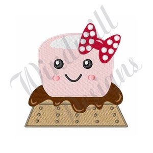 Peut inclure: Une guimauve rose avec un nœud rouge et un visage souriant, posée sur un biscuit graham avec du chocolat.