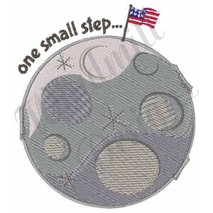 Puede incluir: Diseño bordado de una luna gris con cráteres y una pequeña bandera estadounidense plantada en la parte superior. El texto "one small step..." está escrito en marrón sobre la luna.