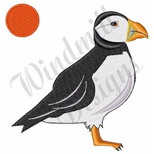 Può includere: Un puffin bianco e nero con un becco e piedi arancioni. Il puffin è in piedi su uno sfondo bianco con un cerchio arancione nell'angolo in alto a sinistra.