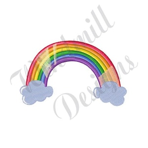 Pode incluir: Design de arco-íris bordado com arcos vermelhos, laranja, amarelos, verdes, azuis e roxos. Duas nuvens azuis claras estão na base do arco-íris. O design está em um fundo branco.