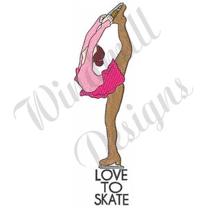 Könnte beinhalten: Eine rosa und braune Eiskunstläuferin in einem rosa Rock und einem rosa Oberteil mit dem Text "LOVE TO SKATE" darunter.
