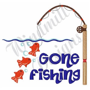 Op de afbeelding: Een borduurmotief met een hengel met lijn en haak, drie oranje vissen en de tekst "Gone Fishing" in blauw.