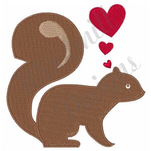Könnte beinhalten: Ein braunes Eichhörnchen mit einem buschigen Schwanz und einem weißen Bauch. Das Eichhörnchen schaut nach rechts und hat ein kleines weißes Auge. Über dem Eichhörnchen befinden sich vier rote Herzen.