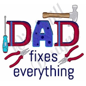 Könnte beinhalten: Gestickte Darstellung des Wortes "DAD" in Rot, Blau und Weiß, mit Werkzeugen wie einem Hammer, Schraubendreher und Zangen. Der Text "fixes everything" befindet sich unter dem Wort "DAD".