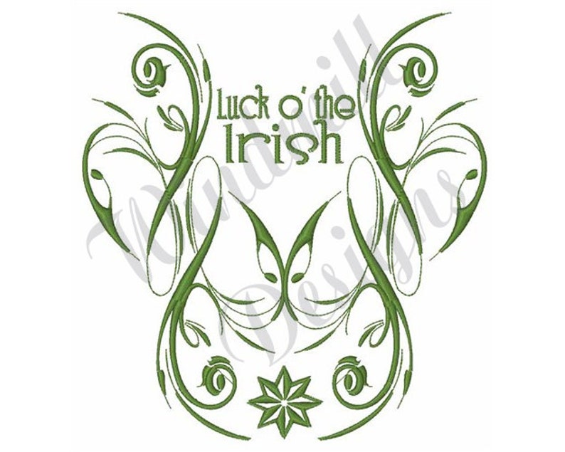K&ouml;nnte beinhalten: Gr&uuml;nes Stickmuster mit einem stilisierten floralen Muster und dem Text "Luck o' the Irish".