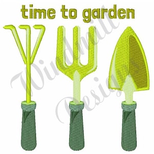 Könnte beinhalten: Stickerei "Zeit zum Gärtnern" mit drei grünen Gartengeräten: einer Handharke, einer Gartenforke und einer Schaufel.