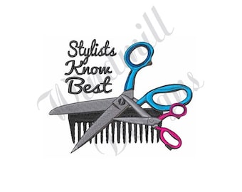 Może przedstawiać: Czarny grzebień z dwoma parami nożyczek, jeden niebieski, a drugi różowy, z tekstem "Stylists Know Best" w kolorze czarnym.