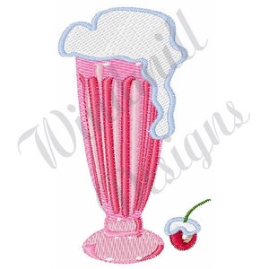 Puede incluir: Un batido rosa y blanco con nata montada y una cereza en la parte superior. El batido está en un vaso alto con un patrón de rayas rosa y blanco.