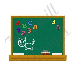 Puede incluir: Una pizarra verde con un marco de madera. La pizarra tiene un dibujo de un gato blanco, letras de colores que deletrean "ABCD" y los números "12345" escritos en ella. Hay dos tizas blancas y una goma de borrar marrón en la repisa debajo de la pizarra.