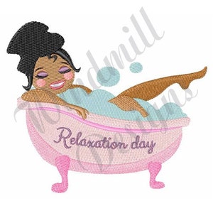 Pode incluir: Uma ilustração de desenho animado de uma pessoa relaxando em uma banheira rosa com bolhas. O texto "Relaxation day" está escrito na lateral da banheira.