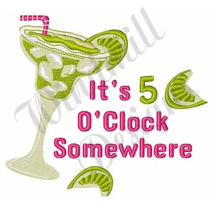 Könnte beinhalten: Ein grünes Margarita-Glas mit einem Limettenstück und einem rosa Strohhalm. Der Text "It's 5 O'Clock Somewhere" ist in rosa geschrieben.