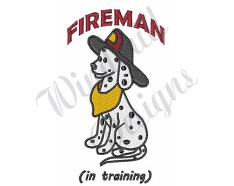 Op de afbeelding: Een cartoon Dalmatiër hond die een rode en zwarte brandweerhelm en een gele bandana draagt. De hond zit en kijkt naar rechts. De tekst "FIREMAN (in training)" staat boven de hond.