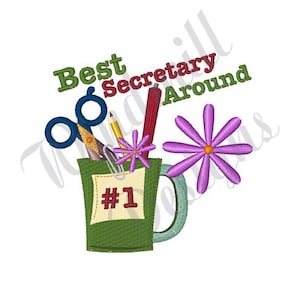 Può includere: Una tazza da caffè verde con un'etichetta #1 e articoli da ufficio tra cui forbici, una matita, una penna rossa e graffette. La tazza è circondata da due fiori viola. Il testo "Best Secretary Around" è sopra la tazza.