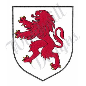 Op de afbeelding: Geborduurd wapen met een rode klimmende leeuw op een witte achtergrond, omlijnd door een zwart schild. De leeuw heeft gele klauwen en fijne details. Geschikt voor kleding of decoratie.