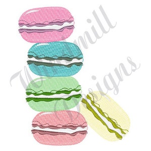 Peut inclure: Une pile de cinq macarons colorés, avec un macaron jaune incliné sur le côté. Les macarons sont roses, bleus, verts, roses et jaunes.