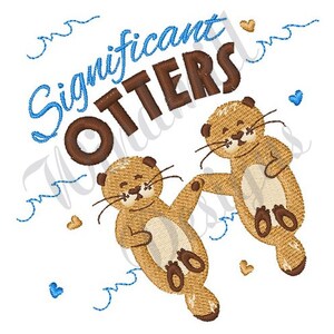 Könnte beinhalten: Ein Stickmuster mit zwei Cartoon-Ottern, die sich die Hände halten, mit dem Text "Significant Otters" darüber. Die Otter sind braun und haben blaue Augen. Der Text ist in Blau und Braun.