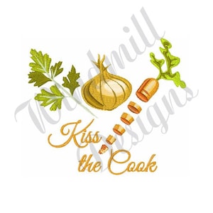 Könnte beinhalten: Stickerei mit einer gelben Zwiebel, einer Karotte und Petersilie mit dem Text "Kiss the Cook" in gelber Kursivschrift.