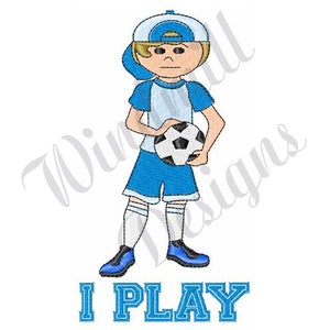 Puede incluir: Una ilustración de dibujos animados de un niño con una gorra de béisbol azul, pantalones cortos azules y calcetines blancos sosteniendo un balón de fútbol. El texto "I PLAY" está debajo del niño.