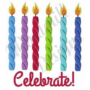 Può includere: Sei candele di compleanno colorate con fiamme gialle e la parola "Celebrate!" in testo rosso.
