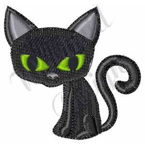 Può includere: Un gatto nero con gli occhi verdi è seduto con la coda arrotolata attorno al suo corpo. Il gatto è un semplice disegno animato con un aspetto cucito.