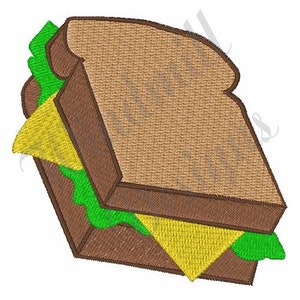 Könnte beinhalten: Ein braunes Sandwich mit grünem Salat und gelbem Käse darin. Das Sandwich ist in der Mitte durchgeschnitten und die obere Scheibe Brot ist leicht geöffnet.