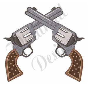 Könnte beinhalten: Zwei silberne Revolver mit braunen Griffen sind übereinander gekreuzt. Die Revolver haben eine silberne Oberfläche und braune Griffe mit einem Muster aus kleinen Punkten.