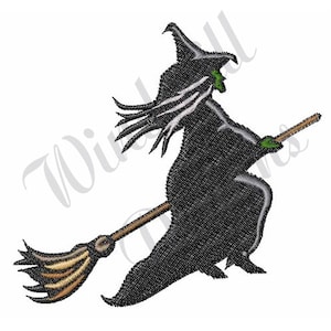 Può includere: Una strega nera con la faccia verde vola su una scopa marrone con una spazzola gialla e marrone. La strega ha lunghi capelli neri con striature bianche e un cappello nero a punta.