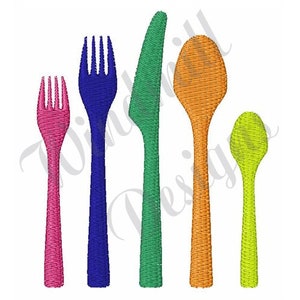Könnte beinhalten: Ein Set aus fünf bunten Plastik-Essbesteck, bestehend aus einem Messer, zwei Gabeln und zwei Löffeln. Das Messer ist grün, die Gabeln sind blau und rosa, und die Löffel sind orange und gelb.
