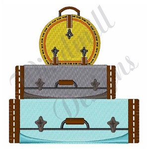 Pode incluir: Uma pilha de três malas vintage. A mala de cima é redonda e amarela com detalhes marrons. A mala do meio é cinza com uma alça marrom. A mala de baixo é azul claro com uma alça marrom.