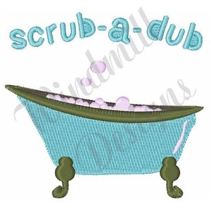 Könnte beinhalten: Eine gestickte Darstellung einer blauen Badewanne mit grünen Füßen und rosa Blasen. Der Text "scrub-a-dub" befindet sich über der Badewanne.