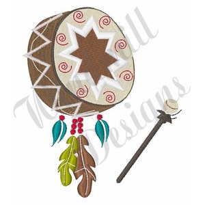 Peut inclure: Un tambour brun et blanc avec un motif d'étoile et des plumes rouges et bleues qui pendent. Un bâton brun avec une boule blanche à l'extrémité est à côté du tambour.