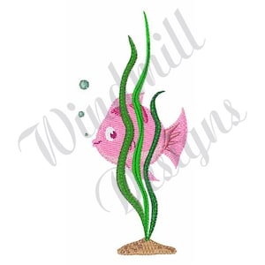 Könnte beinhalten: Ein rosa Fisch mit einem großen Auge schwimmt durch grünes Seegras. Der Fisch schaut nach links und hat einen kleinen Mund. Das Seegras hat die Form von langen, dünnen Blättern.