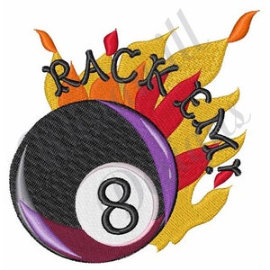 Puede incluir: Diseño bordado de una bola 8 negra con el número 8 blanco, rodeada de llamas rojas, naranjas y amarillas. La palabra "RACK'EM" está bordada encima de la bola en negro.