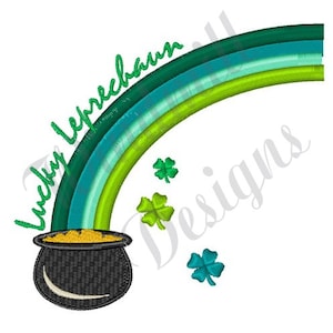 Puede incluir: Un arcoíris con el texto "Lucky Leprechaun" sobre una olla de oro al final del arcoíris. Cuatro tréboles de cuatro hojas verdes están dispersos alrededor de la olla de oro.