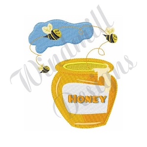 Puede incluir: Un diseño bordado con un tarro de miel amarillo con la palabra "HONEY" en una etiqueta blanca. Tres abejas de dibujos animados vuelan alrededor de una nube azul. El diseño está sobre un fondo blanco.