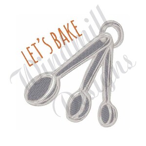 Könnte beinhalten: Stickdatei "Let's Bake" mit drei silbernen Messlöffeln und dem Text "Let's Bake" in Orange.