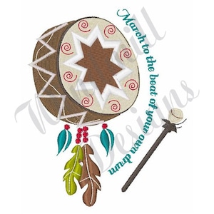 Puede incluir: Un tambor marrón y blanco con un diseño de estrella y plumas que cuelgan de él. El texto "March to the beat of your own drum" está escrito al lado del tambor.