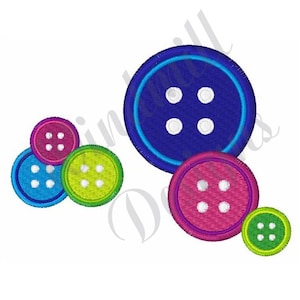 Peut inclure: Cinq boutons colorés avec quatre trous chacun. Les boutons sont dans différentes nuances de bleu, vert, rose et violet. Le plus grand bouton est bleu avec une bordure turquoise.