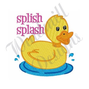 Könnte beinhalten: Eine gelbe Gummi-Ente mit einem pinkfarbenen "Splish Splash"-Textüberlagerung, die in blauem Wasser schwimmt.