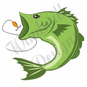 Può includere: Design ricamato di un pesce verde con la bocca aperta, in procinto di essere agganciato da un'esca arancione. Il pesce ha un motivo a scaglie dettagliato e un corpo curvo, con un occhio nero e un contorno verde scuro.