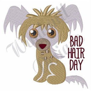 Può includere: Disegno ricamato di un cane cartone animato con pelliccia marrone e bianca e grandi occhi. Il cane ha un'acconciatura disordinata e il testo "BAD HAIR DAY" è scritto in marrone sotto il cane.