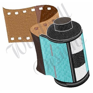 Op de afbeelding: Geborduurd ontwerp met een bruine filmstrip en een filmcassette. De filmstrip is gedetailleerd met kleine vierkante perforaties. De cassette is zwart en wit met een turquoise blauw midden en een grijze bovenkant.