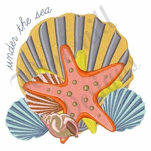 Op de afbeelding: Geborduurd ontwerp met een zeester, schelpen en de tekst "under the sea". Het ontwerp bevat een grote, lichtoranje zeester, diverse schelpen in blauwe, bruine en gele tinten en een grote schelp op de achtergrond.